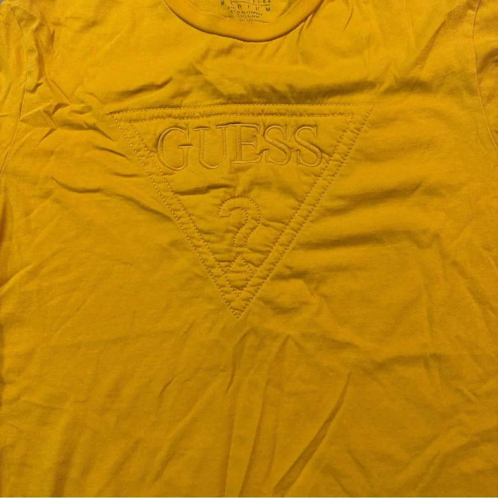 GUESS Embossed Triangle‎ T-shirt Gold Color 100% Cotton Size M Men - Picture 2 of 4